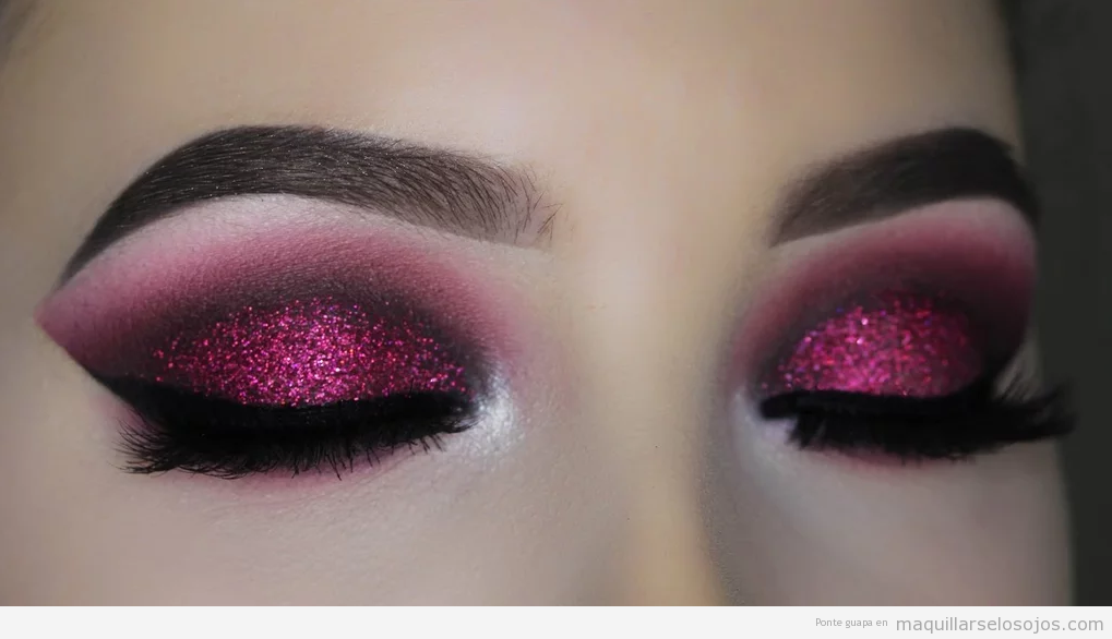 Maquillaje de ojos purpurina rosa para Nochevieja y añonuevo