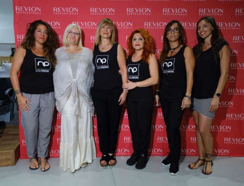 Revlon Professional_Nuria Pascual con su hija (drcha del todo) y parte del equipo